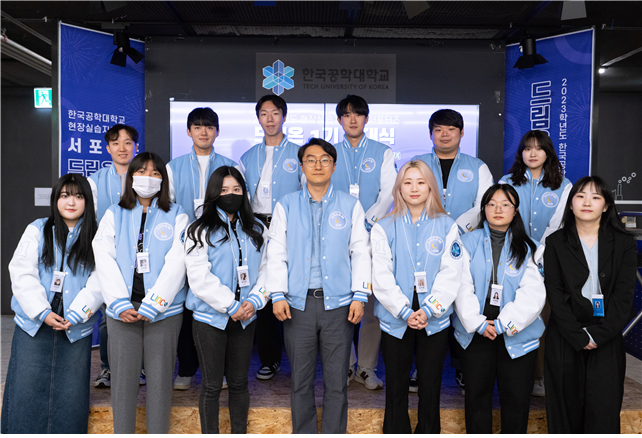 Sinh viên và thầy cô giáo Trường Đại học Công nghệ Hàn Quốc 