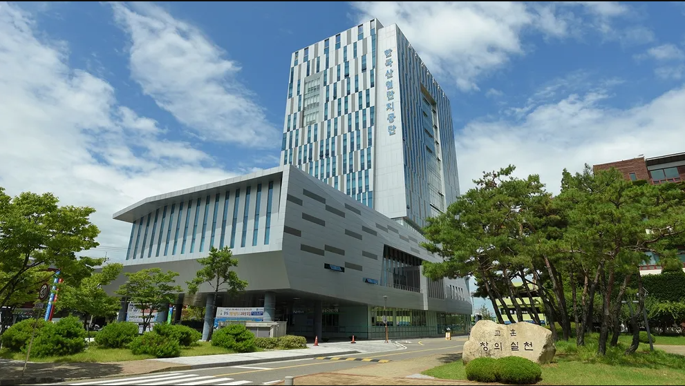 Tòa nhà nằm trong khuôn viên trường Đại học Công nghệ Hàn Quốc